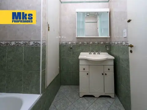 Venta, departamento de 4 ambientes. Semipiso, sobre Av. Mitre. Vista Abierta.