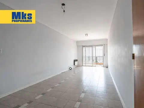 Venta, departamento de 4 ambientes. Semipiso, sobre Av. Mitre. Vista Abierta.