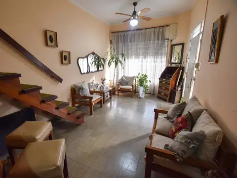 VENTA - CASA DE 4 DORMITORIOS   COMODIN CON PATIO - BARRIO SALADILLO