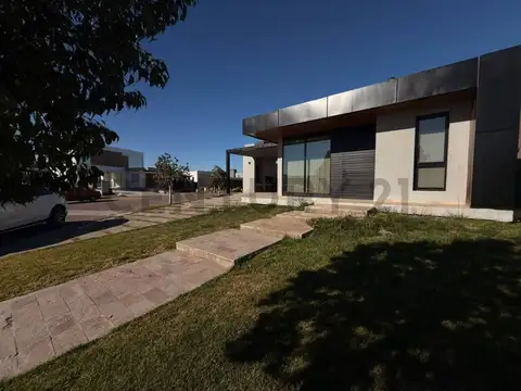 Casa en Alquiler de 3 dormitorios