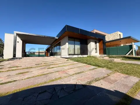 Casa en Alquiler con 2 cocheras