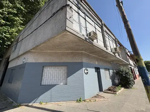 Casa de dos plantas ubicada en Zona Norte