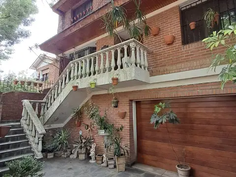 CASA DE 6 AMBIENTES CON JARDIN Y COCHERA EN VILLA ADELINA