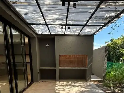Casa 6 ambientes con 2 baños