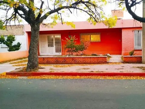 CASA 3 DORMITORIOS A METROS PARQUE DE LAS NACIONES Bº CERRO