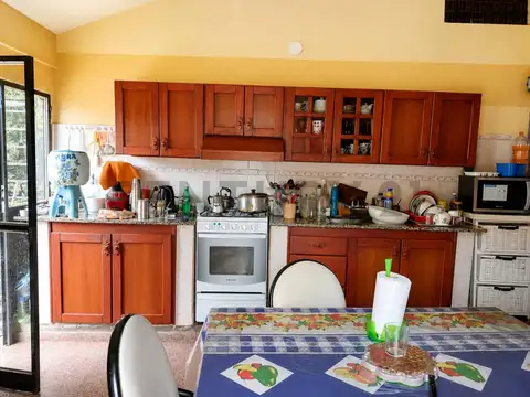 Casa 4 ambientes con 2 baños