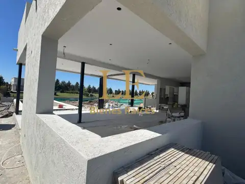 Casa en Venta con 5 cocheras