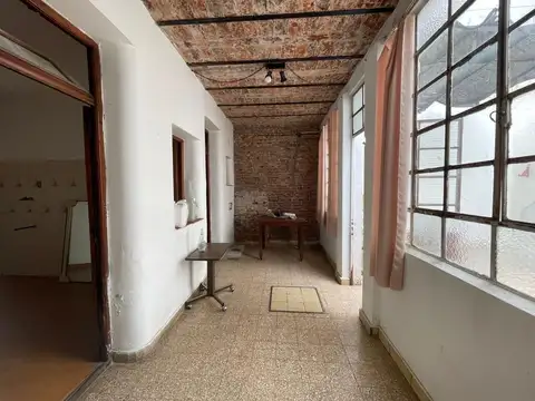 CASA  luminosa excelente ubicación, jardín