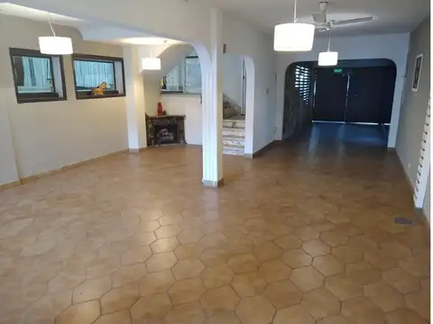 Casa en Venta con 3 cocheras