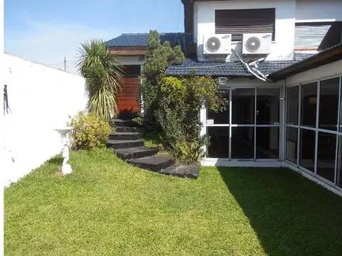 Chalet de 4 amb. con entrada de auto-fondo libre ( Colombia