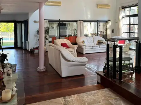 Casa en Venta con 6 cocheras