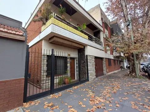 Casa de 4 ambientes sobre lote de 8,50 x 32,84 Mts. Quincho. Parque. Garage. Excelente ubicacion!