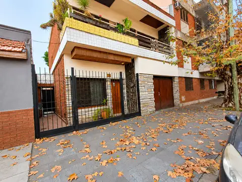 Casa de 4 ambientes sobre lote de 8,50 x 32,84 Mts. Quincho. Parque. Garage. Excelente ubicacion!