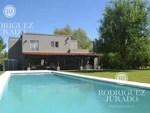 Casa De Categoría Sobre Lote De 1.250m2 - Santa Catalina