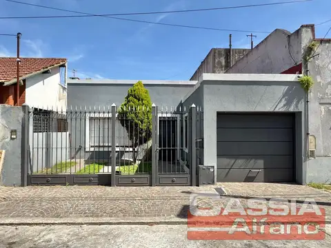 CASA EXCELENTE ESTADO DESARROLL. EN PLANTA BAJA 2 DORMITORIOS, GARAGE Y FONDO