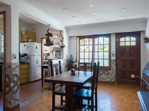 VENTA CASA MULTIFAMILIAR  CON COCHERA CRUCECITA