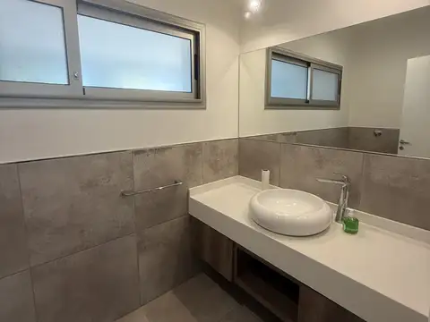Casa en Alquiler con 2 cocheras