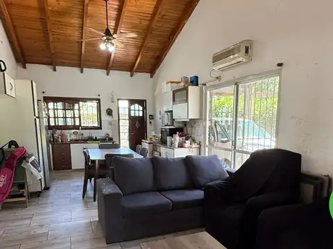 Casa 4 ambientes con 2 baños