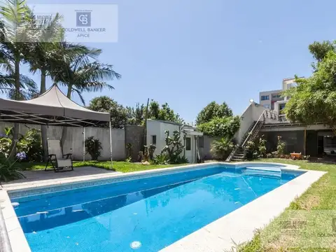 CASA 4 AMBIENTES EN BERNAL CON PILETA Y PARQUE
