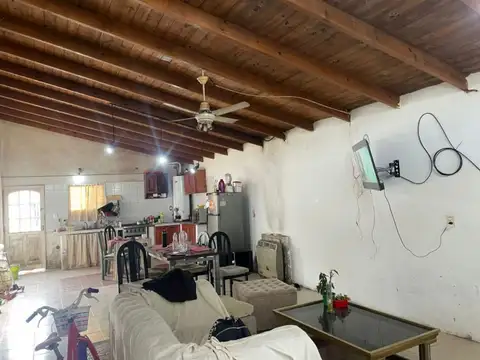 Casa 4 ambientes con 2 baños