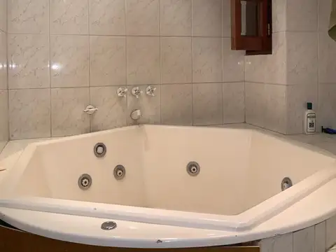 Casa 6 ambientes con 4 baños