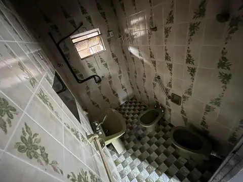 Casa 8 ambientes con 2 baños