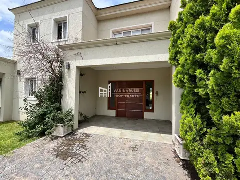 Casa en Venta con 2 cocheras