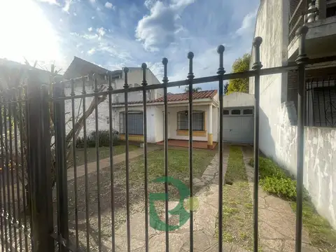 VENTA CASA 3 AMBIENTES A RECICLAR CASTELAR NORTE