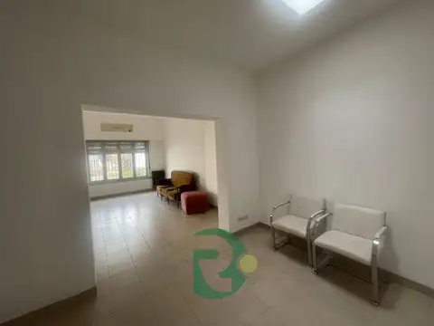 VENTA CASA 3 AMBIENTES A RECICLAR CASTELAR NORTE
