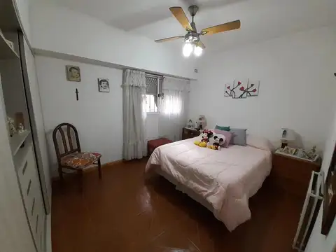 Casa de 4 Ambientes, con Cochera, Lavadero y 2 Baños en Lomas del Mirador.