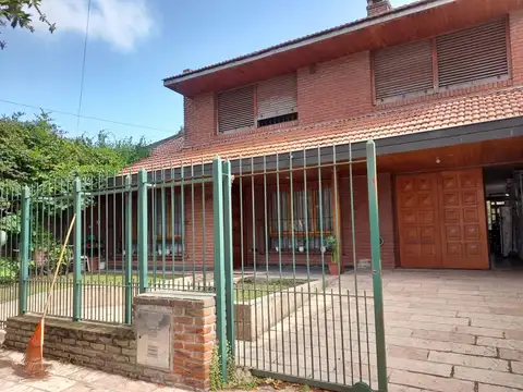 Venta Chalet 4 Ambientes con Parque y Cochera. Tierra Del Fuego Y Belgrano.