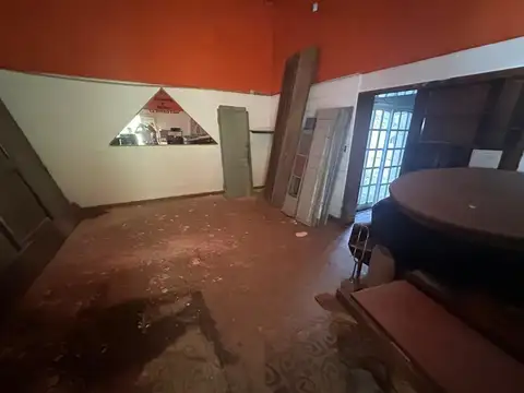 Casa 8 ambientes con 2 baños