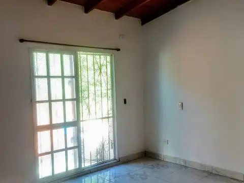 Depto Tipo Casa en Alquiler en Villa de Mayo, $ 400.000
