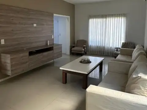 Casa 5 ambientes con 4 baños