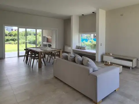 Casa en Alquiler en Las Canitas, USD 2.300