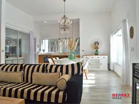 Casa en Venta con 3 cocheras
