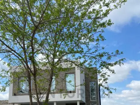 Alquiler casa 4 ambientes en barrio privado El Canton con piscina y vista a la laguna- Escobar.