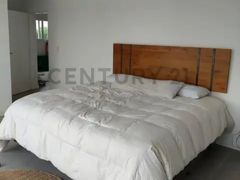 Casa en Alquiler con 3 cocheras