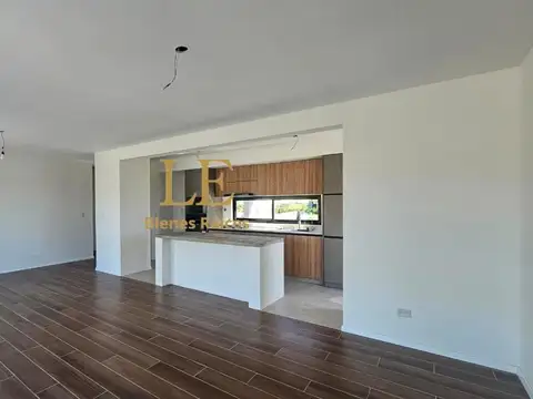 Casa en Alquiler con 2 cocheras