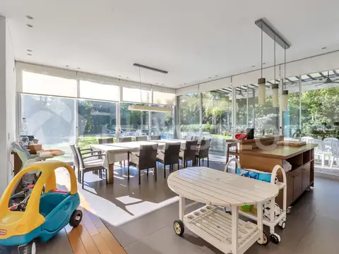 Casa 9 ambientes con 5 baños
