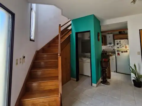 18 y 42 - Duplex independiente de 3 dormitorios - patio y cochera -