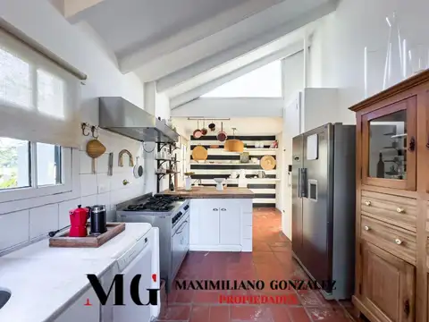Casa 8 ambientes con 5 baños
