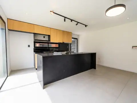 Casa en Alquiler con 1 cochera