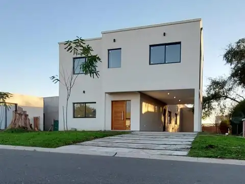 Hermosa casa sobre lote interno central a espacio verde en S