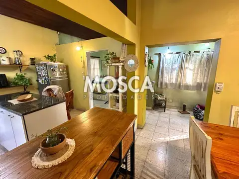 Casa 6 ambientes con 2 baños