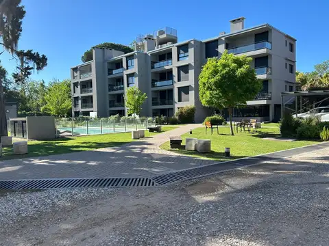 Departamento en alquiler de dos dormitorios con cochera fisherton amenities parrillero