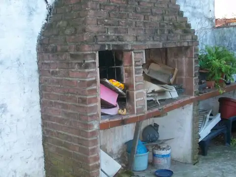 Casa amplia, cochera, local, apta crédito.