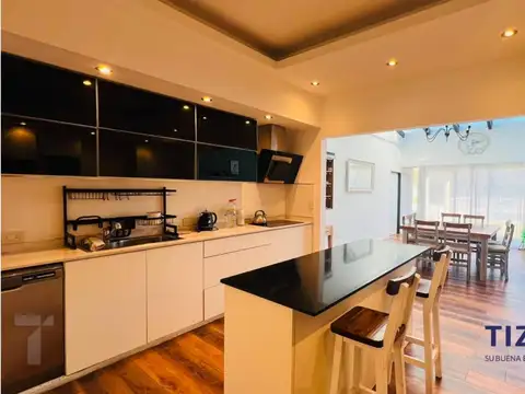 Casa 6 ambientes con 5 baños