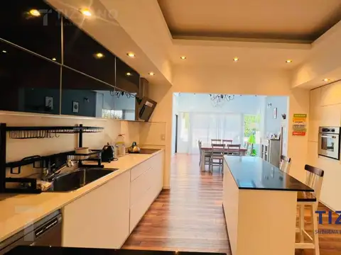 Casa en Venta con 2 cocheras