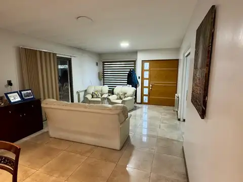 Casa en Venta con 3 cocheras